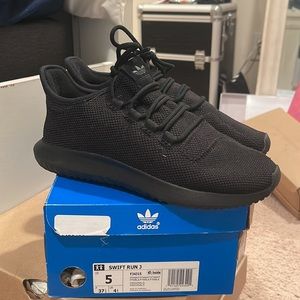 **LIKE NEW** Kids size 5 ADIDAS SWIFT RUN SNEAKERS